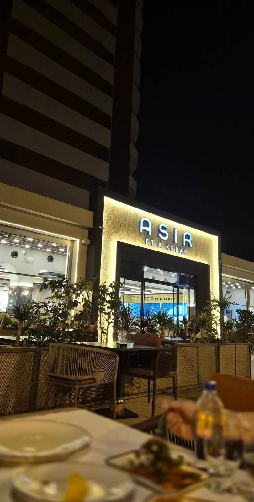 Uygulama — ışıklı Asır tabelası ve dış oturma
